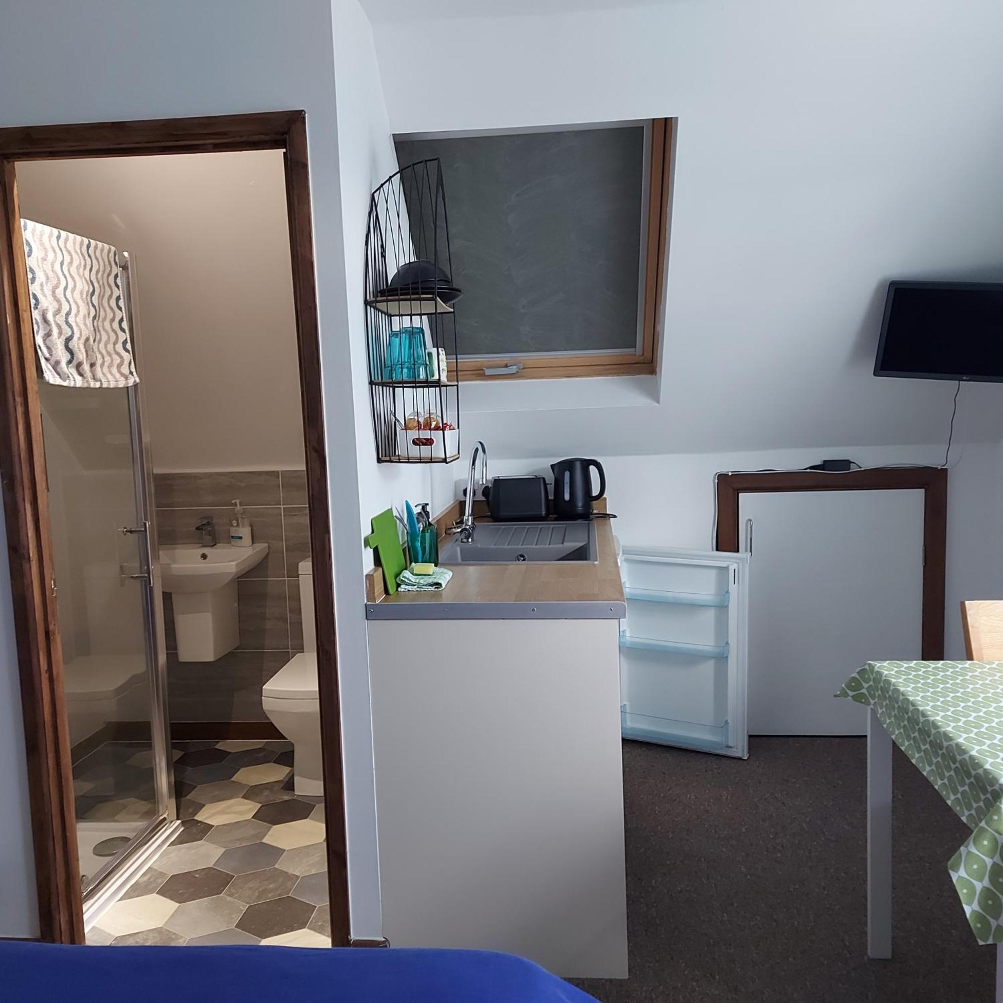 Chezzas Homestay Poole Extérieur photo