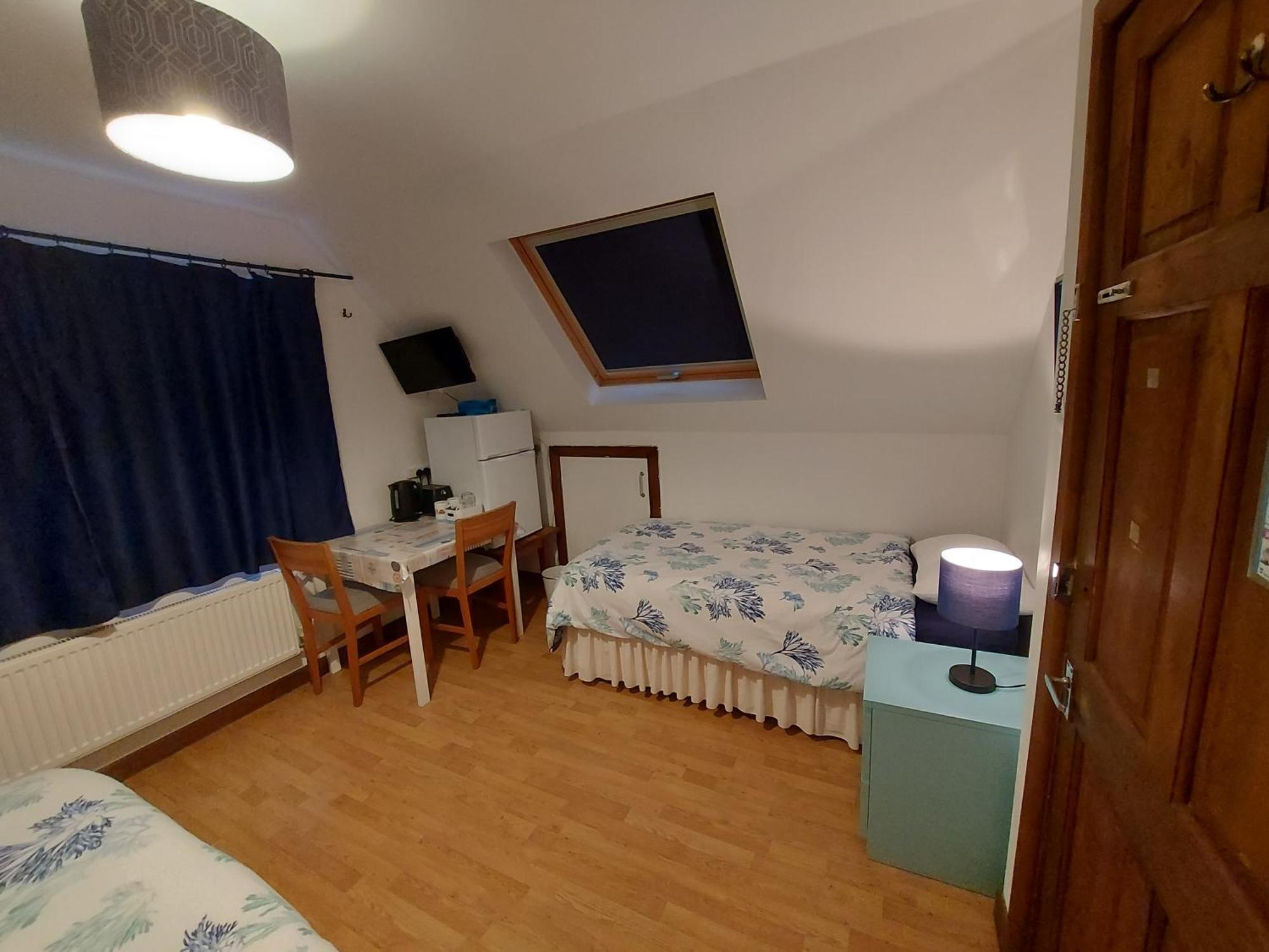 Chezzas Homestay Poole Extérieur photo
